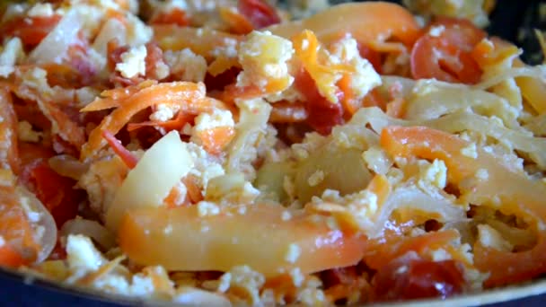 Petit déjeuner avec oeufs brouillés Fille frites oeufs dans une casserole avec légumes, omelette, oeufs frits — Video