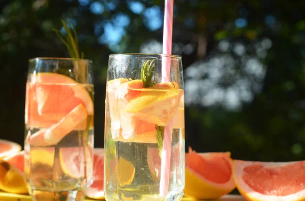 Girl Cooking Healthy Detox Smoothie Fresh Fruits Green Rosemary Grapefruit — Stock Photo, Image