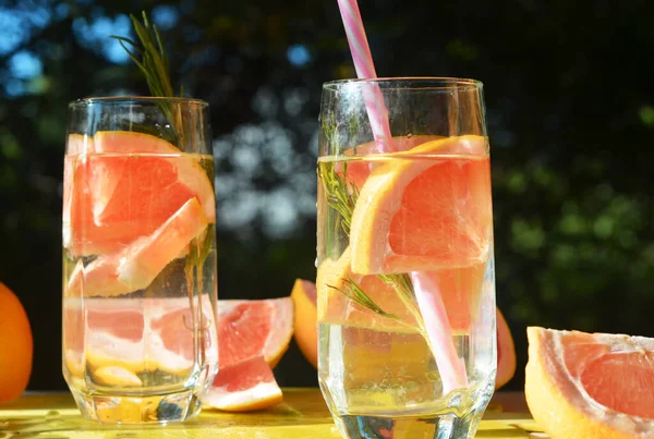 Ragazza Che Cucina Frullato Disintossicante Sano Con Frutta Fresca Acqua — Foto Stock