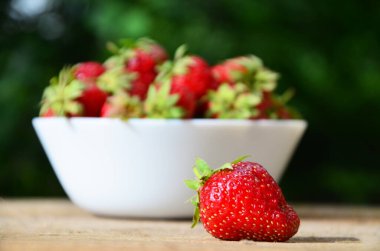 Doğal arka planda taze çilekler.