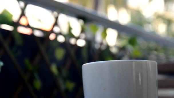 Filiżanka kawy lub herbaty na parze na balkonie — Wideo stockowe