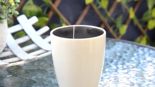Filiżanka kawy lub herbaty na parze na balkonie — Wideo stockowe