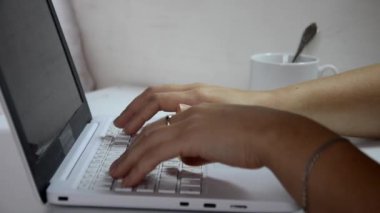 Güzel gül çiçeği serpiştirilmiş su