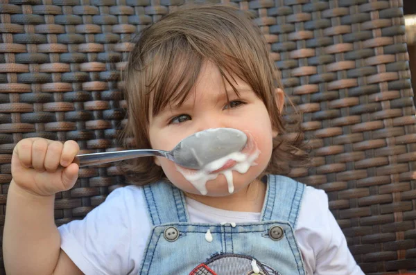 Bonito Criança Menina Está Comendo Livre Café — Fotografia de Stock