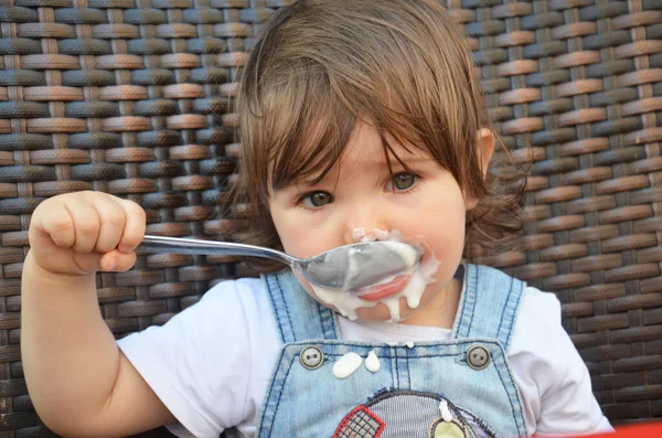 Bonito Criança Menina Está Comendo Livre Café — Fotografia de Stock