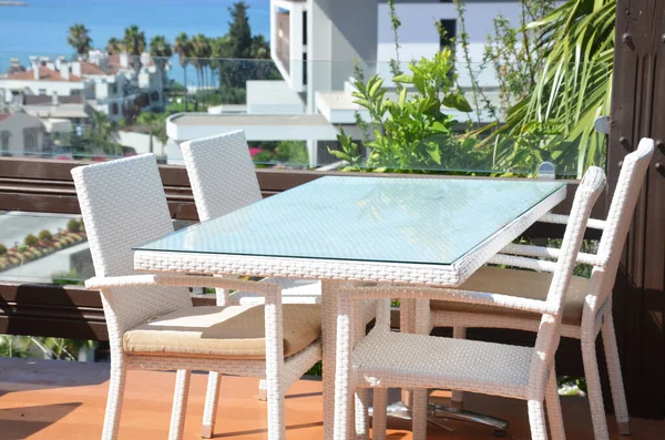 Denize bakan bir kafede boş bir masa, palmiye ağaçları. Dinlenme, tatil, yaz konsepti
