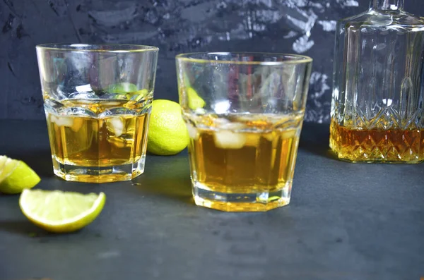 Trinken Sie Kalten Tee Mit Eiswürfeln Und Minze Zwei Glasbechern — Stockfoto