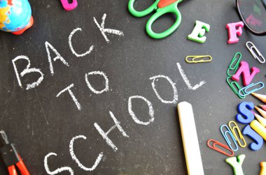 Okul malzemeleri karatahta arka planında. Üst görünüm fotokopi alanı için hazır. Okula geri dön..