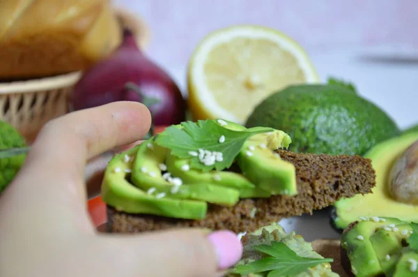 Guacamole ve ekmek. Beyaz arka planda avokadolu tost. Ev yapımı Meksika sağlıklı vejetaryen yemeği.