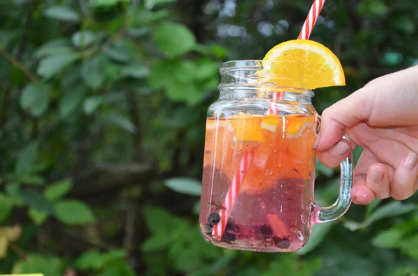 Aufgossenes Entgiftungswasser mit Orange, Blaubeere und Minze. Eiskalter Sommercocktail oder Limonade im Einmachglas, Ernährung, Körperreinigung, gesunder Lebensstil — Stockfoto