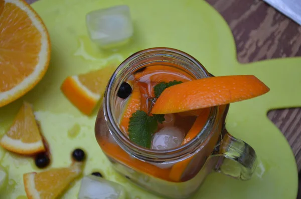 Наполненная детоксикацией вода с апельсином, черникой и мятой. Ледяной летний коктейль или лимонад в стеклянной банке, диета, очищение тела, здоровый образ жизни — стоковое фото