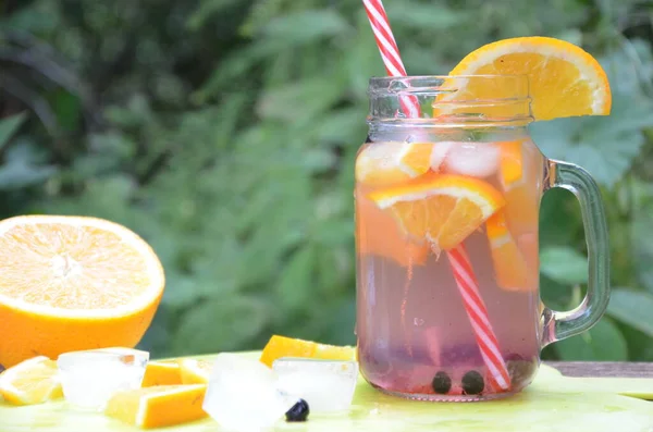 Aufgossenes Entgiftungswasser mit Orange, Blaubeere und Minze. Eiskalter Sommercocktail oder Limonade im Einmachglas, Ernährung, Körperreinigung, gesunder Lebensstil — Stockfoto