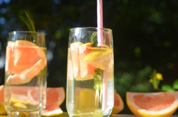 Dívka Vaří Zdravý Detox Koktejl Čerstvým Ovocem Zelenou Rozmarýnovou Grapefruitovou — Stock fotografie