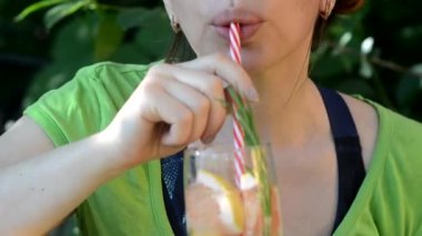 Kız diyet yapar ve içer. Sağlıklı Yiyen Kadın Taze Çiğ Biberiyeli Greyfurt Suyu Detoks Sebze Suyu İçiyor. Sağlıklı yaşam tarzı, vejetaryen yemeği ve yemeği. Meyve suyu iç. Beslenme Konsepti.