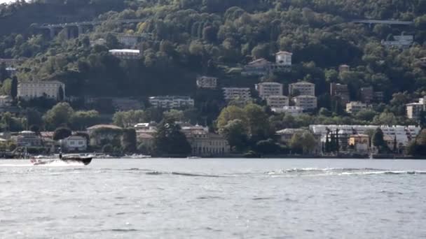 Paisaje de verano y lanchas rápidas, Lago de Como, ciudad de Torbole, Italia, Europa — Vídeos de Stock