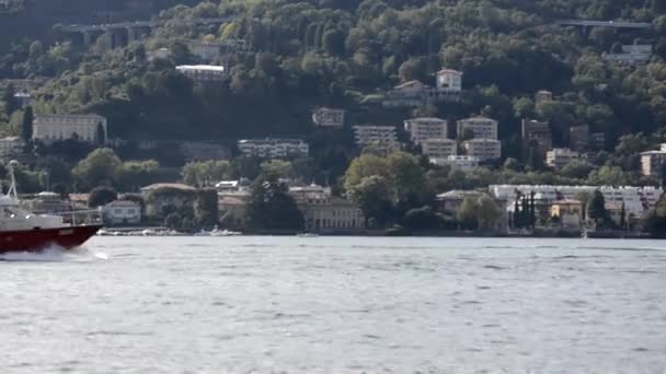 Krajobraz i łodzie motorowe, Jezioro Como, Torbole, Włochy, Europa — Wideo stockowe