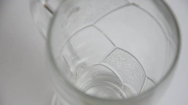 Drk Birası beyaz arka planda köpükle temiz bardağa döküldü.