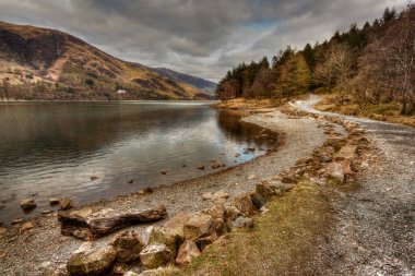 Buttermere Gölü ve yol Lake District Cumbria İngiltere'de