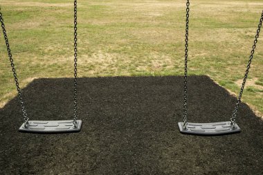 İki oyun alanı üzerinde siyah arka planda çim ile sallanır