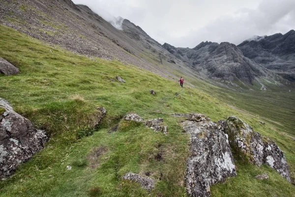 Het Landschap Van Cuillin Schotland Met Wandelaar — Stockfoto