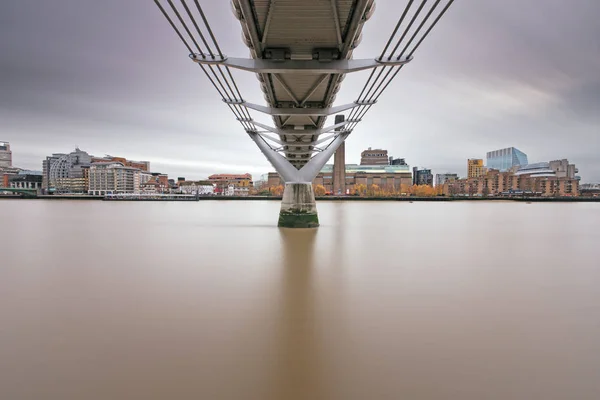 Vista Margem Sul Tamisa Sob Ponte Millenium Long Exposure — Fotografia de Stock