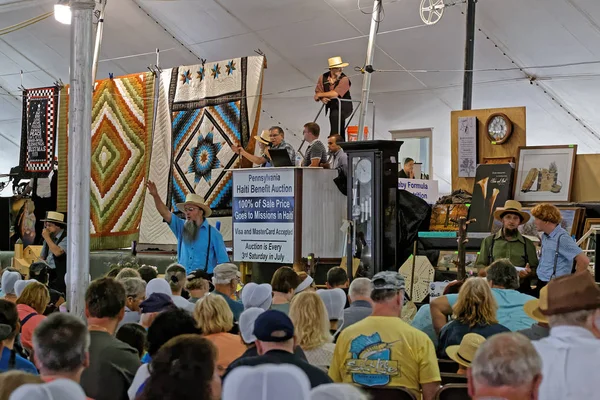 Bird Hand Pennsylvania July 2018 Annual Haiti Benefit Auction Volunteers — Stock Photo, Image