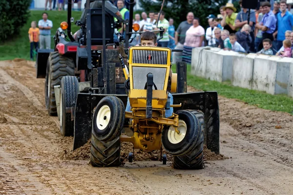 Myerstown Pennsylvania Septiembre 2018 Niño Conduce Tractor Césped Modificado Myerstown —  Fotos de Stock