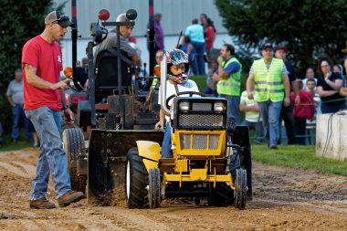 Myerstown, Pennsylvania - 14 Eylül 2018: Bir genç kız Myerstown East End gün değiştirilmiş çim traktör kullanıyor. Traktör çekme yıllık bir topluluk olaydır.