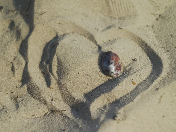 Καρδιά Στην Άμμο Ζωγράφισε Σιλουέτα Της Εκκλησίας Στην Παραλία Πέτρα — Φωτογραφία Αρχείου