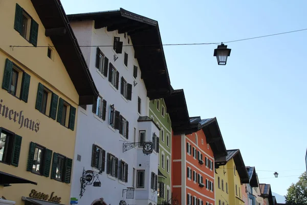 KITZBUEHEL, AUSTRIA - 8 Ağustos 2025: Eski Kitzbuehel kasabasında geleneksel alp mimarisi olan renkli tarihi evler dizisi. Yüksek kalite fotoğraf