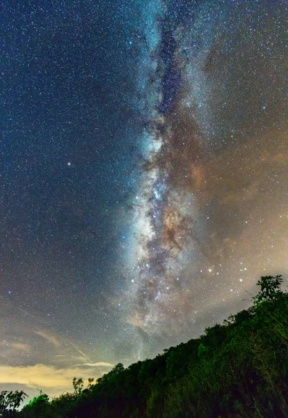 Paisagem Noturna Com Láctea Céu Nas Terras Altas Rurais — Fotografia de Stock