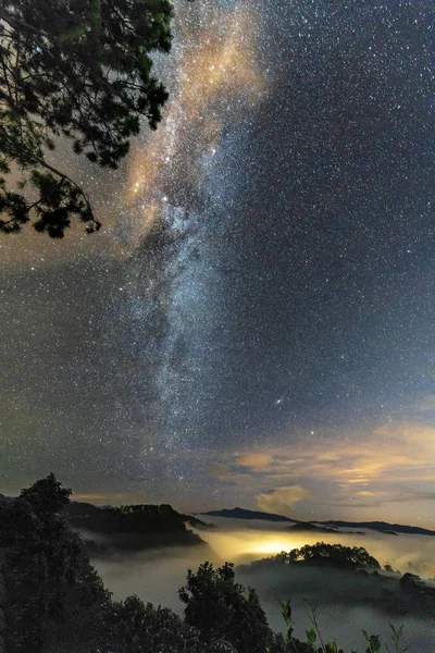 Paisagem Noturna Com Láctea Céu Nas Terras Altas Rurais — Fotografia de Stock