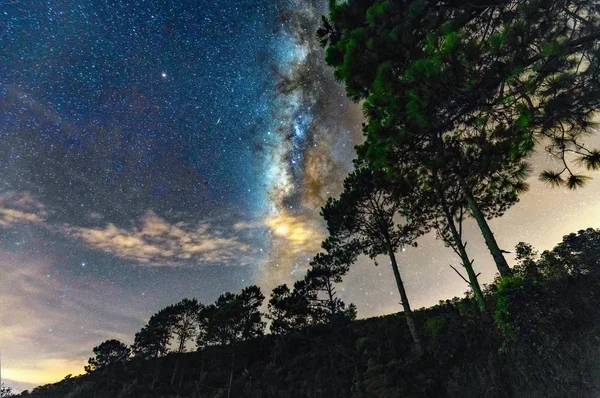 Paisagem Noturna Com Láctea Céu Nas Terras Altas Rurais — Fotografia de Stock