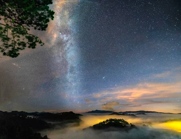 Paisagem Noturna Com Láctea Céu Nas Terras Altas Rurais — Fotografia de Stock
