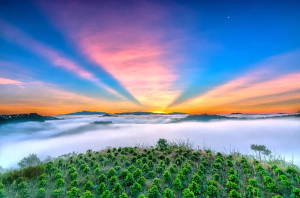 Sonnenaufgang Auf Dem Plateau Wenn Sonnenschein Schöne Sonnenstrahlen Erzeugt Wolken — Stockfoto
