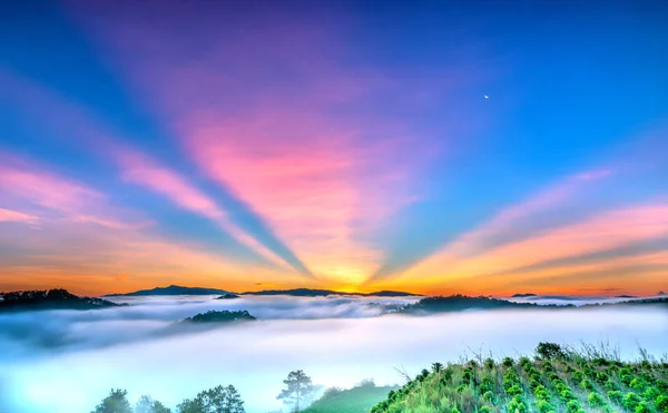 Salida Del Sol Meseta Cuando Sol Crea Hermosos Rayos Sol — Foto de Stock