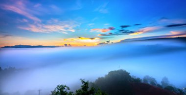 Sabahları platoda renkli gökyüzü ile şafak sökerken ufuktan yükselen güneş sisle kaplı küçük bir köye kadar parlarken çok güzel, huzurlu kırsal Dalat Platosu, Vietnam