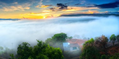 Sabahları platoda renkli gökyüzü ile şafak sökerken ufuktan yükselen güneş sisle kaplı küçük bir köye kadar parlarken çok güzel, huzurlu kırsal Dalat Platosu, Vietnam