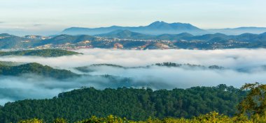 Kurtlar Vadisi bulutlar harika pastoral Dalat, Vietnam dağlarında yüzer gibi manzara sabah sis kaplı