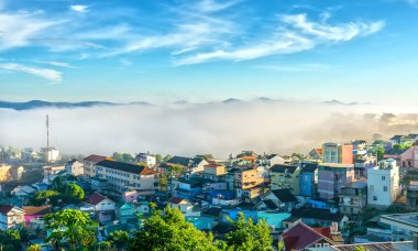 Sabah Yaylası sis kaplı evin küçük kasabada uzak kırsal Vietnam için güzel