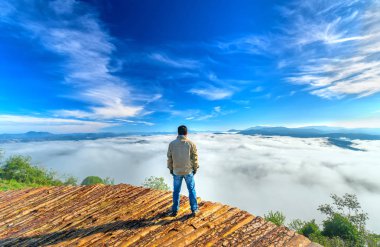 Siluet genç adam bir yüksek tepe doğal kırsal memleketi sabah vadi sis üzerinde ayakta dağlar yerli Vietnam için doğal yer dalgalı büyük başgösteren kefen