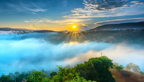 Morgendämmerung Auf Dem Plateau Morgen Mit Farbenfrohem Himmel Während Die — Stockfoto