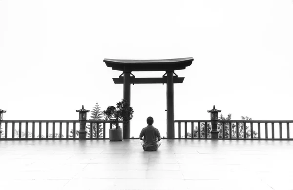 越南宝禄 2018年5月15日 在前面寺庙沉思的人 作为一种方式 以放松灵魂进入精神沉淀的境界 在那里佛门早晨在越南宝禄 — 图库照片