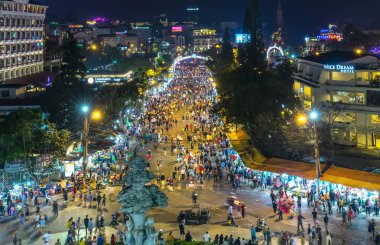 Da Lat, Vietnam - 12 Mayıs 2017: Da Lat Pazar gece manzarası gece ışıklar görünümüyle binlerce insan Da Lat, Vietnam şehir turizm alışveriş kalabalık gürültüsünden yol boyunca yürüyüş çeker.