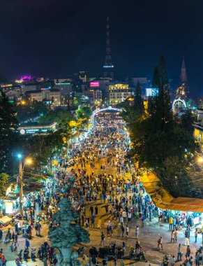 Da Lat, Vietnam - 12 Mayıs 2017: Da Lat Pazar gece manzarası gece ışıklar görünümüyle binlerce insan Da Lat, Vietnam şehir turizm alışveriş kalabalık gürültüsünden yol boyunca yürüyüş çeker.