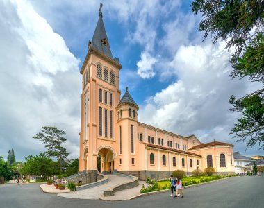 Da Lat, Vietnam - 13 Mayıs 2018: Katedrali tavuk. Ünlü antik mimari, bu nerede Da lat, Vietnam yıllık manevi kültür için diğer turistlerin ilgisini çekmektedir.