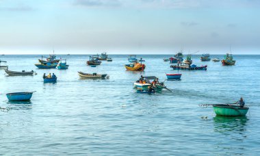 MUI Ne, Vietnam, 23 Nisan 2018: erken balıkçı köyü satın insanlar meşgul zaman Pazar balık, satış pazarlarına balık taşıma, tüm MUI Ne, Vienam kültürel ticaret pis beats bir atmosfer yaratmak
