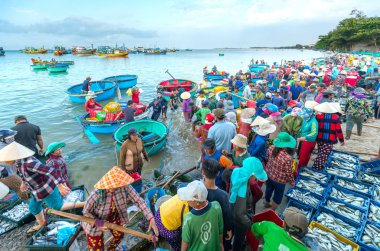 MUI Ne, Vietnam, 23 Nisan 2018: erken balıkçı köyü satın insanlar meşgul zaman Pazar balık, satış pazarlarına balık taşıma, tüm MUI Ne, Vienam kültürel ticaret pis beats bir atmosfer yaratmak