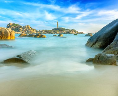 Ke Ga deniz feneri günbatımı okşadı sörf daha düzgün resifleri ile tek gibi denizin üzerinde bulutlar oluşturun eski deniz feneri adanın Vietnam üzerinde yer almaktadır