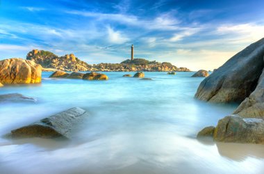 Ke Ga deniz feneri günbatımı okşadı sörf daha düzgün resifleri ile tek gibi denizin üzerinde bulutlar oluşturun eski deniz feneri adanın Vietnam üzerinde yer almaktadır